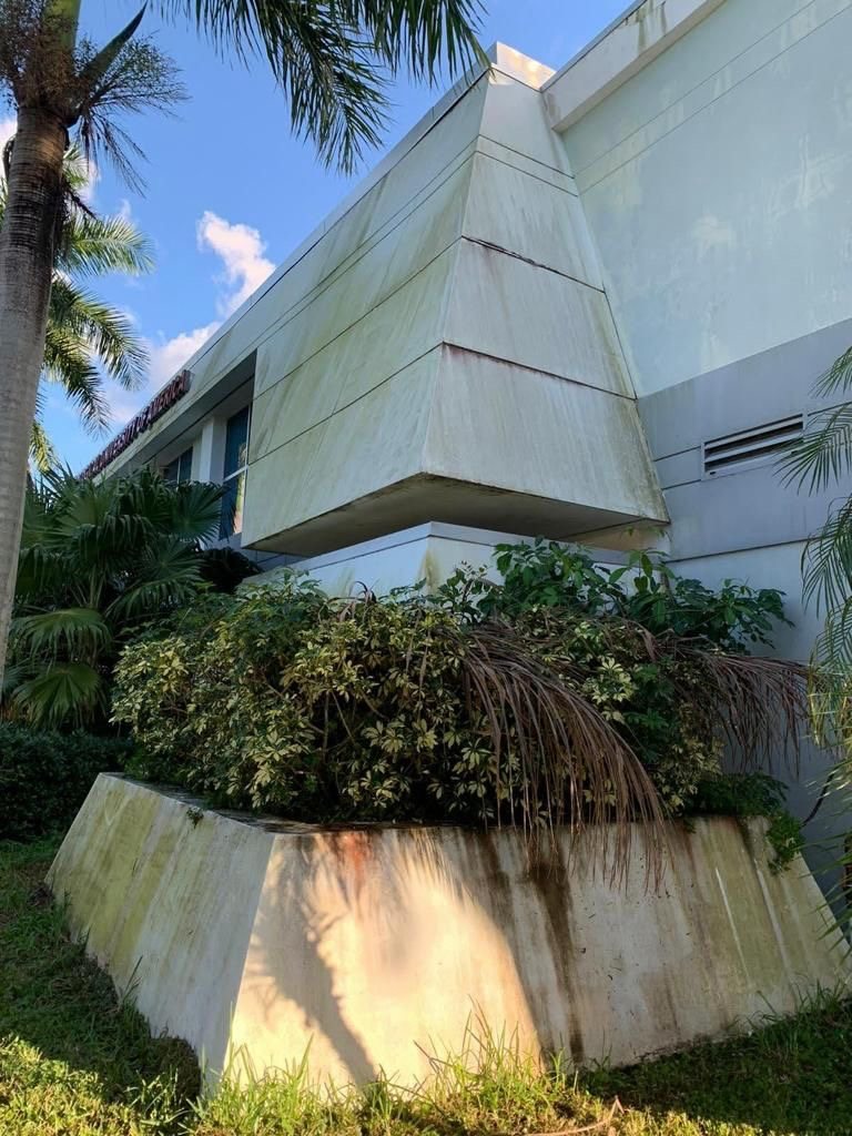 Pressure washing in North Miami, Florida